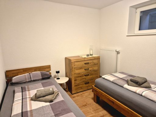 Schlafzimmer - 2 Einzelbetten Schlafzimmer mit zwei Einzelbetten und Kommode