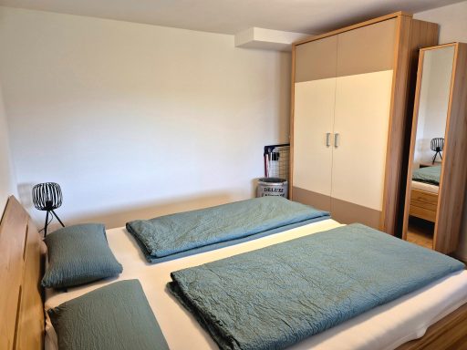 Schlafzimmer Ansicht Schlafzimmer mit Doppelbett und Schrank