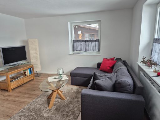 Wohnzimmer Wohnzimmer mit Sofa, Fernseh und Wohnzimmertisch