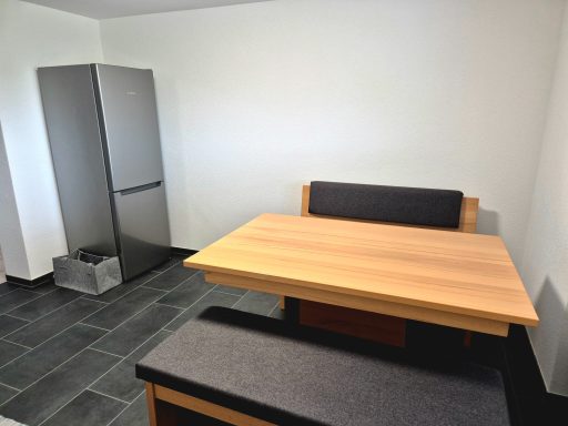 Kühlschrank // Essensbereich Essbereich mit Tisch und Kühlschrank