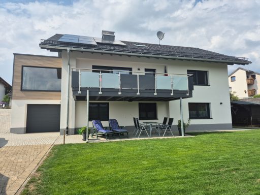 Gartenblick Gartenansicht mit Liegestühlen, Tisch und 4 Stühlen