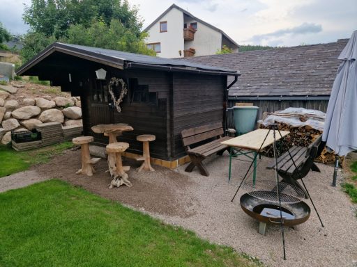 BBQ Area Grillbereich mit Stehtisch und Hocker und Feuerschale