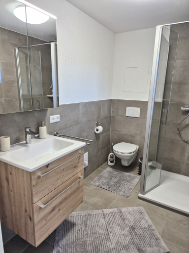 Bad Bad mit WC und Dusche, Waschbecken mit Spiegelschrank und Waschtisch